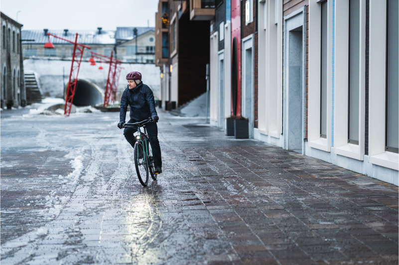 Ampler rider over the iced streets